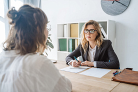В каких случаях характеристику на работника признают не соответствующей установленной форме