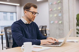 У сотрудника ненормированный рабочий день: надо ли оплачивать переработки