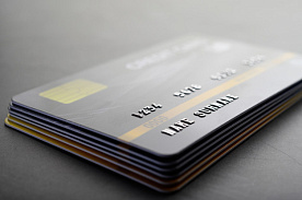 Безналичные расчеты:— доля увеличивается, но платежных карт меньше