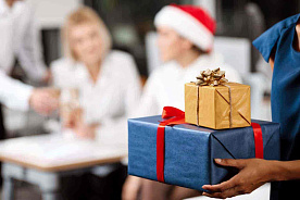 Как правильно учитывать покупку и вручение новогодних подарков