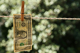 Ветхие банкноты: банки договорились о единых признаках платежности наличных долларов и евро