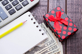 Денежные выплаты и подарки к Новому году: налоговый и бухгалтерский учет в коммерческих организациях