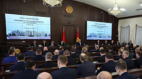 Задачи правительства - срочно остановить спад в промышленности и разгрузить склады