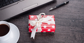 Жетоны на метро, литр средства для мытья посуды за 2 рубля: Битрикс24 собрал самые нелепые подарки от Тайного Санты