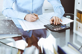 Выплаты по двум ГПД превысили 5-кратную среднюю зарплату: как платить взносы в ФСЗН