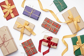 Выдача новогодних подарков работникам: учтите особенности
