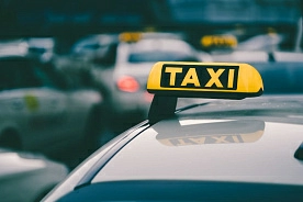 Пассажир заказал такси через приложение, но платит наличкой: МНС разъяснило нюансы