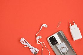 Наушники, зарядные для телефонов, USB-хабы: запасы или основные средства?