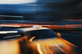 Такси: выход из тени и безопасность или поиск дополнительного денежного источника
